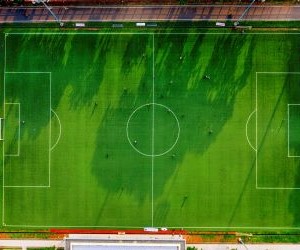 Detrás de cada jugada, de cada victoria y de cada leyenda, hay números que cuentan historias. Las estadísticas, los récords y los historiales son el reflejo de la grandeza del fútbol: goles inolvidables, partidos épicos y hazañas que quedaron marcadas para siempre.Analizar los datos del fútbol es revivir cada momento clave, entender la evolución de los equipos y descubrir cómo la estrategia y el talento se transforman en resultados. Porque en este deporte, los números no solo miden el rendimiento… también guardan la memoria de la pasión.