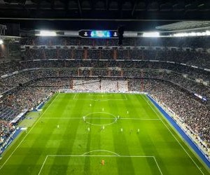 La pasión por el fútbol va más allá de los 90 minutos. Es emoción, identidad y sentimiento. Une generaciones, traspasa fronteras y convierte cada gol en una celebración colectiva. En cada cancha, desde los grandes estadios hasta los potreros, late el mismo corazón: el del amor por la pelota.El fútbol no solo se juega, se vive, se siente y se comparte. Porque detrás de cada camiseta, de cada cántico y de cada mirada al cielo, hay una historia, un sueño y una pasión que nunca muere.