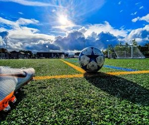 La pasión por el fútbol va más allá de los 90 minutos. Es emoción, identidad y sentimiento. Une generaciones, traspasa fronteras y convierte cada gol en una celebración colectiva. En cada cancha, desde los grandes estadios hasta los potreros, late el mismo corazón: el del amor por la pelota.El fútbol no solo se juega, se vive, se siente y se comparte. Porque detrás de cada camiseta, de cada cántico y de cada mirada al cielo, hay una historia, un sueño y una pasión que nunca muere.