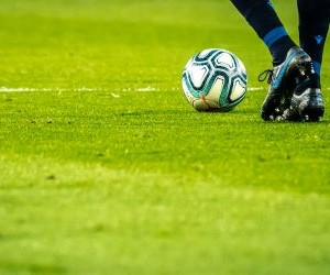 La pasión por el fútbol va más allá de los 90 minutos. Es emoción, identidad y sentimiento. Une generaciones, traspasa fronteras y convierte cada gol en una celebración colectiva. En cada cancha, desde los grandes estadios hasta los potreros, late el mismo corazón: el del amor por la pelota.El fútbol no solo se juega, se vive, se siente y se comparte. Porque detrás de cada camiseta, de cada cántico y de cada mirada al cielo, hay una historia, un sueño y una pasión que nunca muere.