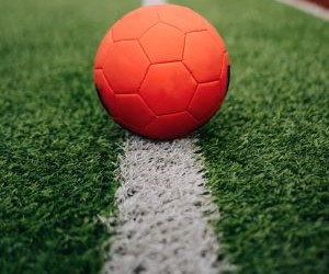 La pasión por el fútbol va más allá de los 90 minutos. Es emoción, identidad y sentimiento. Une generaciones, traspasa fronteras y convierte cada gol en una celebración colectiva. En cada cancha, desde los grandes estadios hasta los potreros, late el mismo corazón: el del amor por la pelota.El fútbol no solo se juega, se vive, se siente y se comparte. Porque detrás de cada camiseta, de cada cántico y de cada mirada al cielo, hay una historia, un sueño y una pasión que nunca muere.