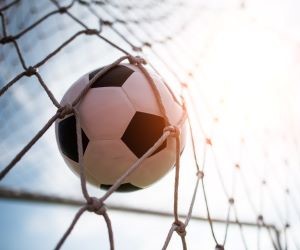 La pasión por el fútbol va más allá de los 90 minutos. Es emoción, identidad y sentimiento. Une generaciones, traspasa fronteras y convierte cada gol en una celebración colectiva. En cada cancha, desde los grandes estadios hasta los potreros, late el mismo corazón: el del amor por la pelota.El fútbol no solo se juega, se vive, se siente y se comparte. Porque detrás de cada camiseta, de cada cántico y de cada mirada al cielo, hay una historia, un sueño y una pasión que nunca muere.