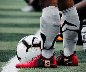 La pasión por el fútbol va más allá de los 90 minutos. Es emoción, identidad y sentimiento. Une generaciones, traspasa fronteras y convierte cada gol en una celebración colectiva. En cada cancha, desde los grandes estadios hasta los potreros, late el mismo corazón: el del amor por la pelota.El fútbol no solo se juega, se vive, se siente y se comparte. Porque detrás de cada camiseta, de cada cántico y de cada mirada al cielo, hay una historia, un sueño y una pasión que nunca muere.