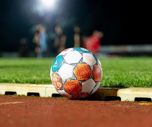 La pasión por el fútbol va más allá de los 90 minutos. Es emoción, identidad y sentimiento. Une generaciones, traspasa fronteras y convierte cada gol en una celebración colectiva. En cada cancha, desde los grandes estadios hasta los potreros, late el mismo corazón: el del amor por la pelota.El fútbol no solo se juega, se vive, se siente y se comparte. Porque detrás de cada camiseta, de cada cántico y de cada mirada al cielo, hay una historia, un sueño y una pasión que nunca muere.